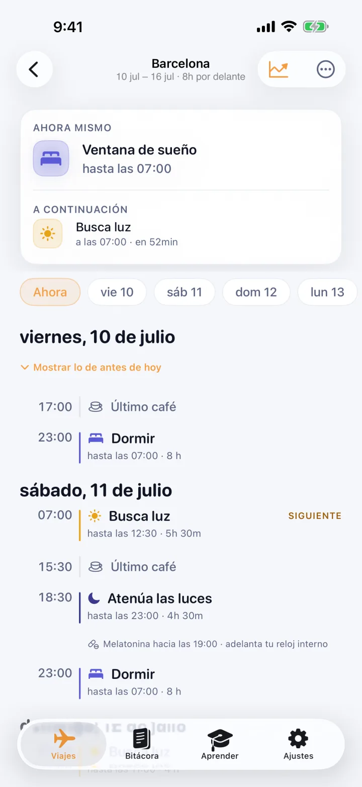 La pantalla de ahora y lo siguiente: una tarjeta Ahora con una ventana de sueño hasta las 7, una tarjeta Después que dice buscar luz a las 7, y el plan día a día debajo.